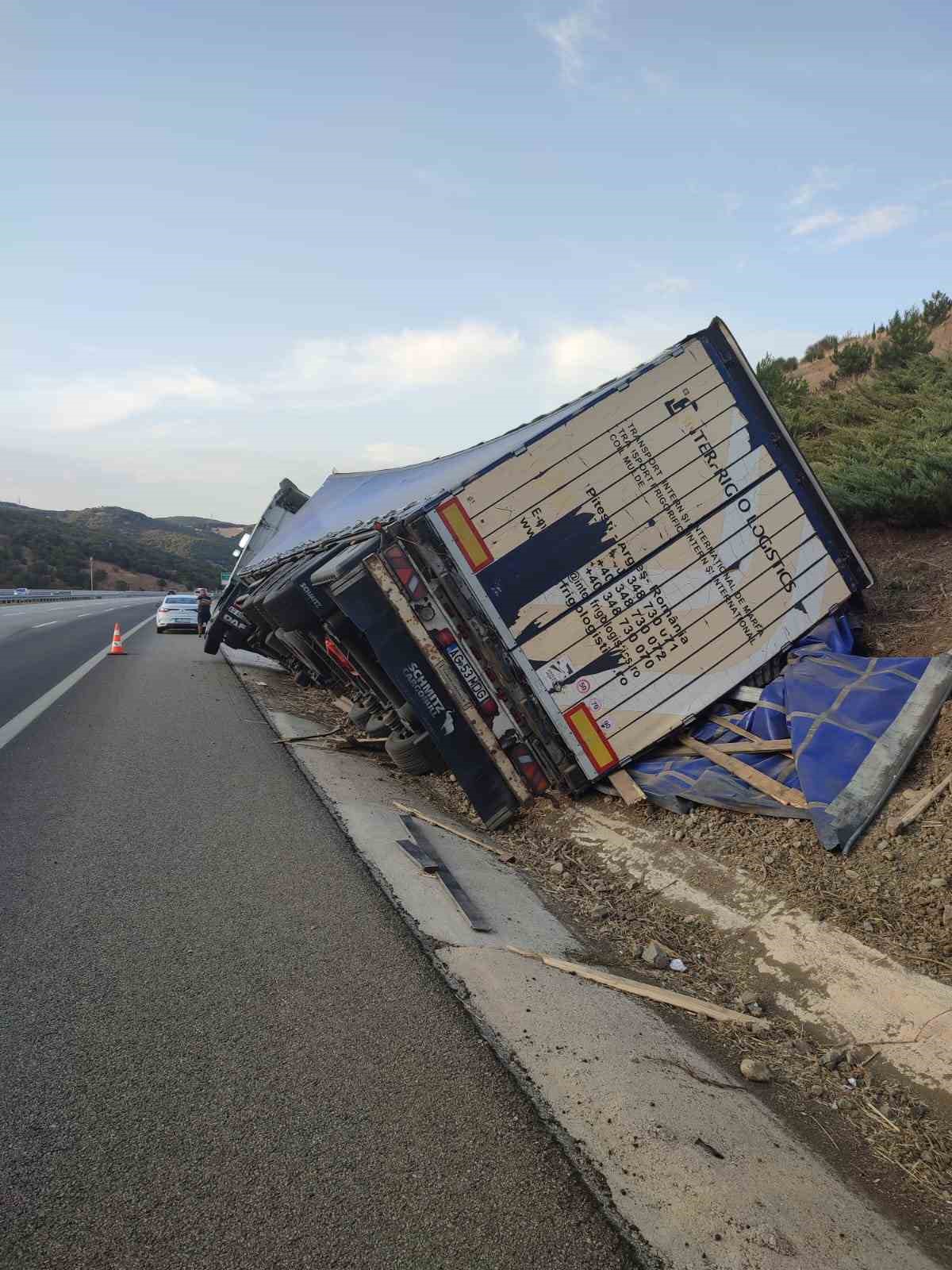 Balıkesir&rsquo;de Bulgaristan plakalı tır yan yattı
