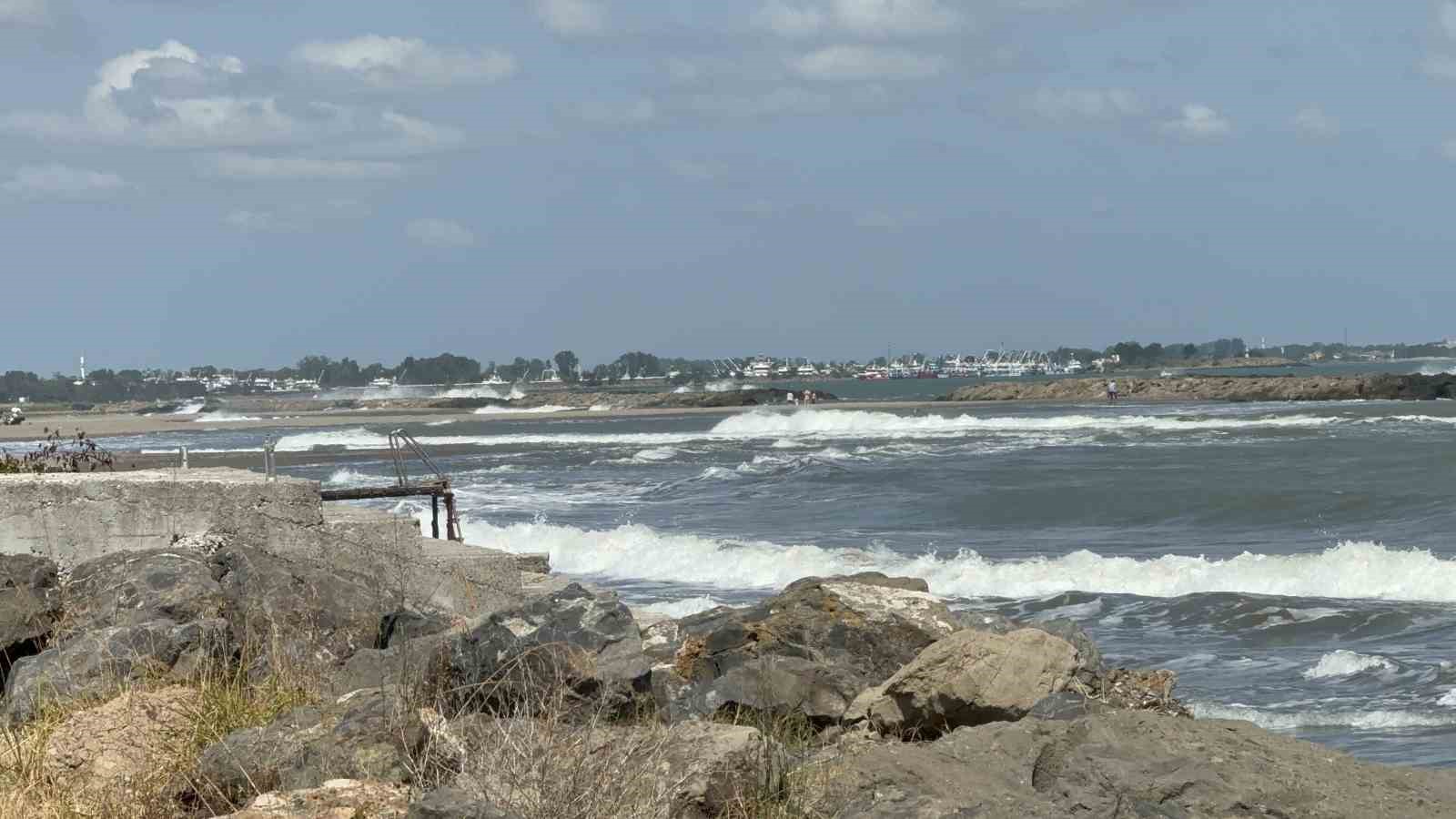 Samsun&rsquo;da denizde boğulma tehlikesi ge&ccedil;iren yaşlı adam hastanelik oldu
