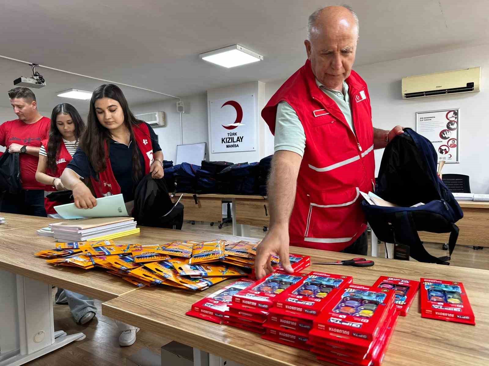 Kızılay’dan kırtasiye desteği