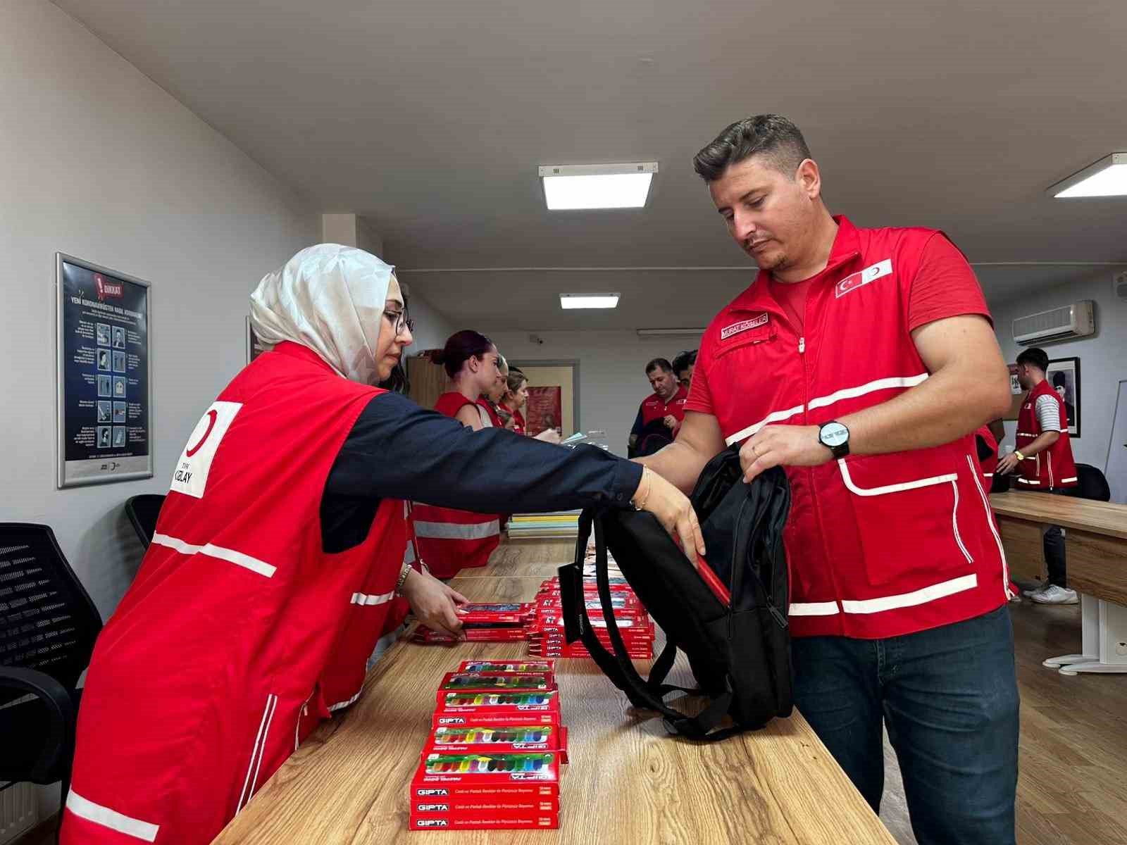 Kızılay’dan kırtasiye desteği