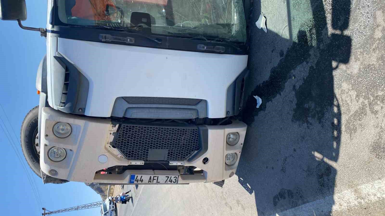 Malatya&rsquo;da beton mikseri devrildi: 1 yaralı
