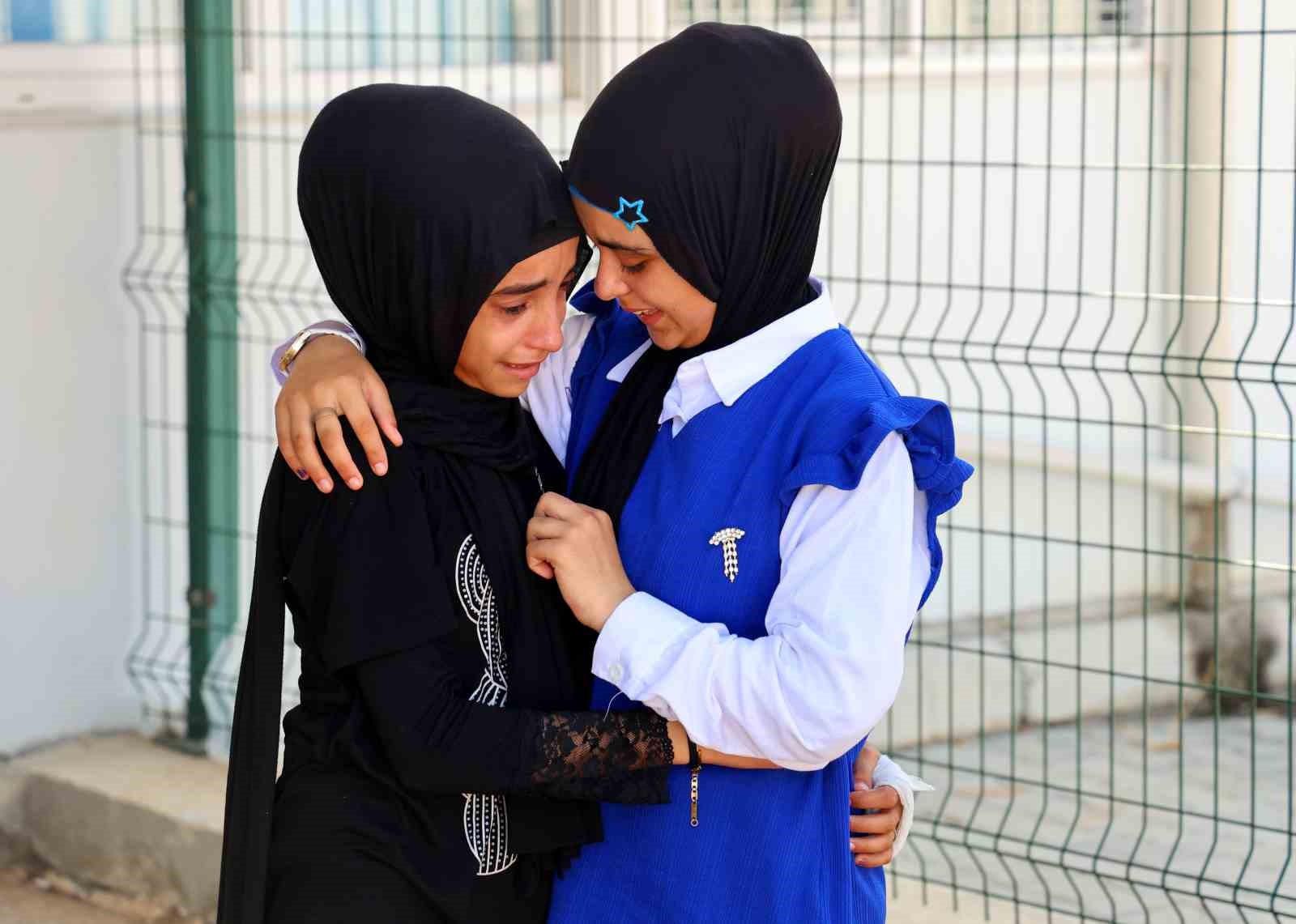 Adana’da kampta kalan 160 Suriyeli daha 4 otobüs ve 2 tırla ülkelerine geri döndü