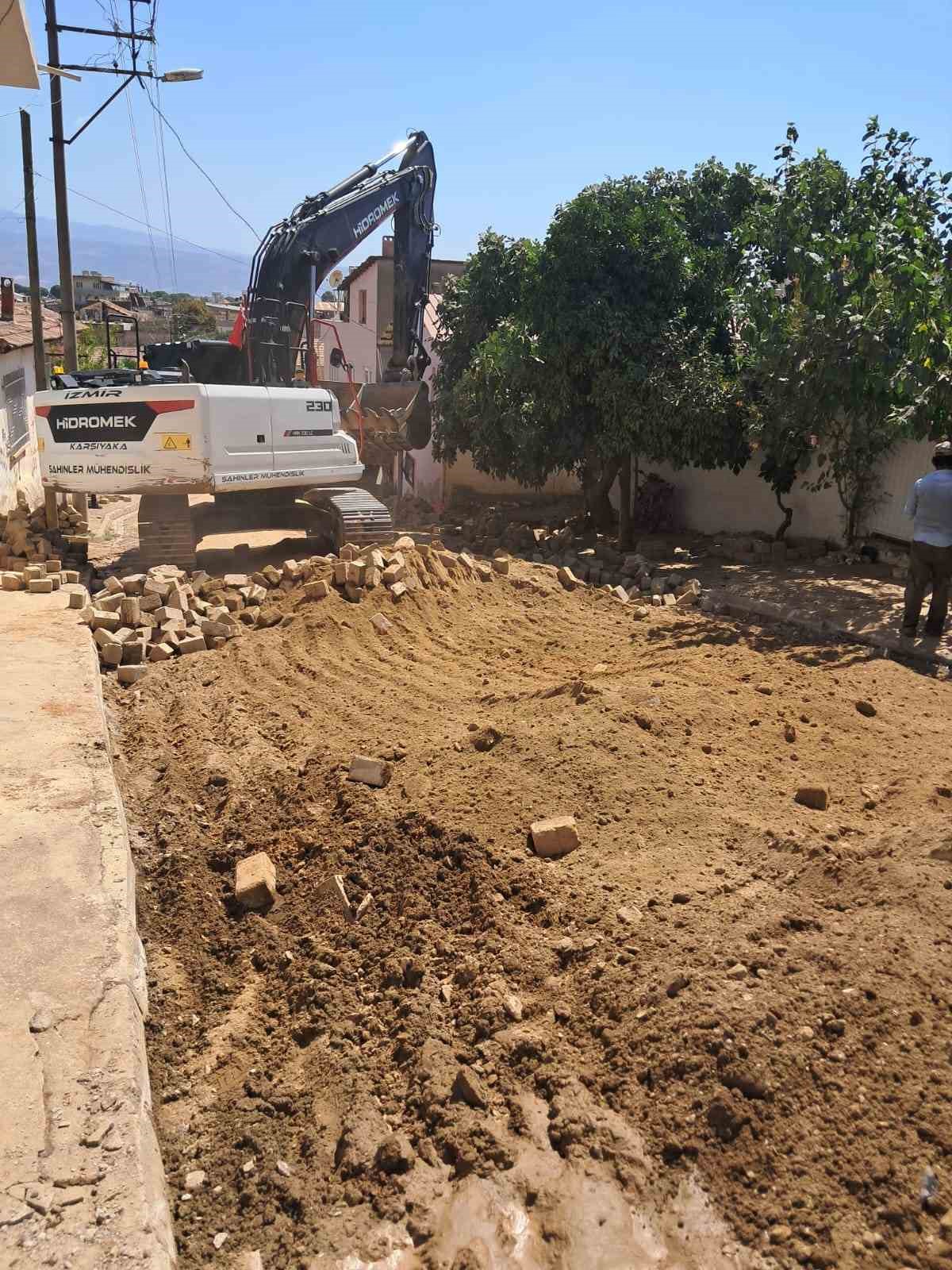 Sultanhisar’da yol yenileme çalışmaları devam ediyor