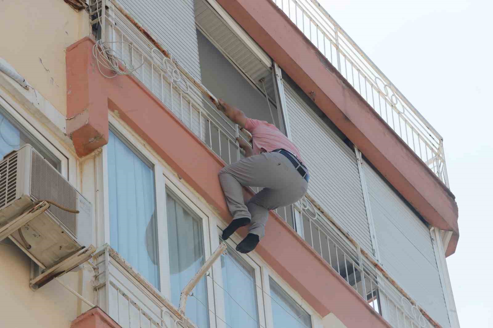 Balkonun demir korkuluklarında boşanma pazarlığı