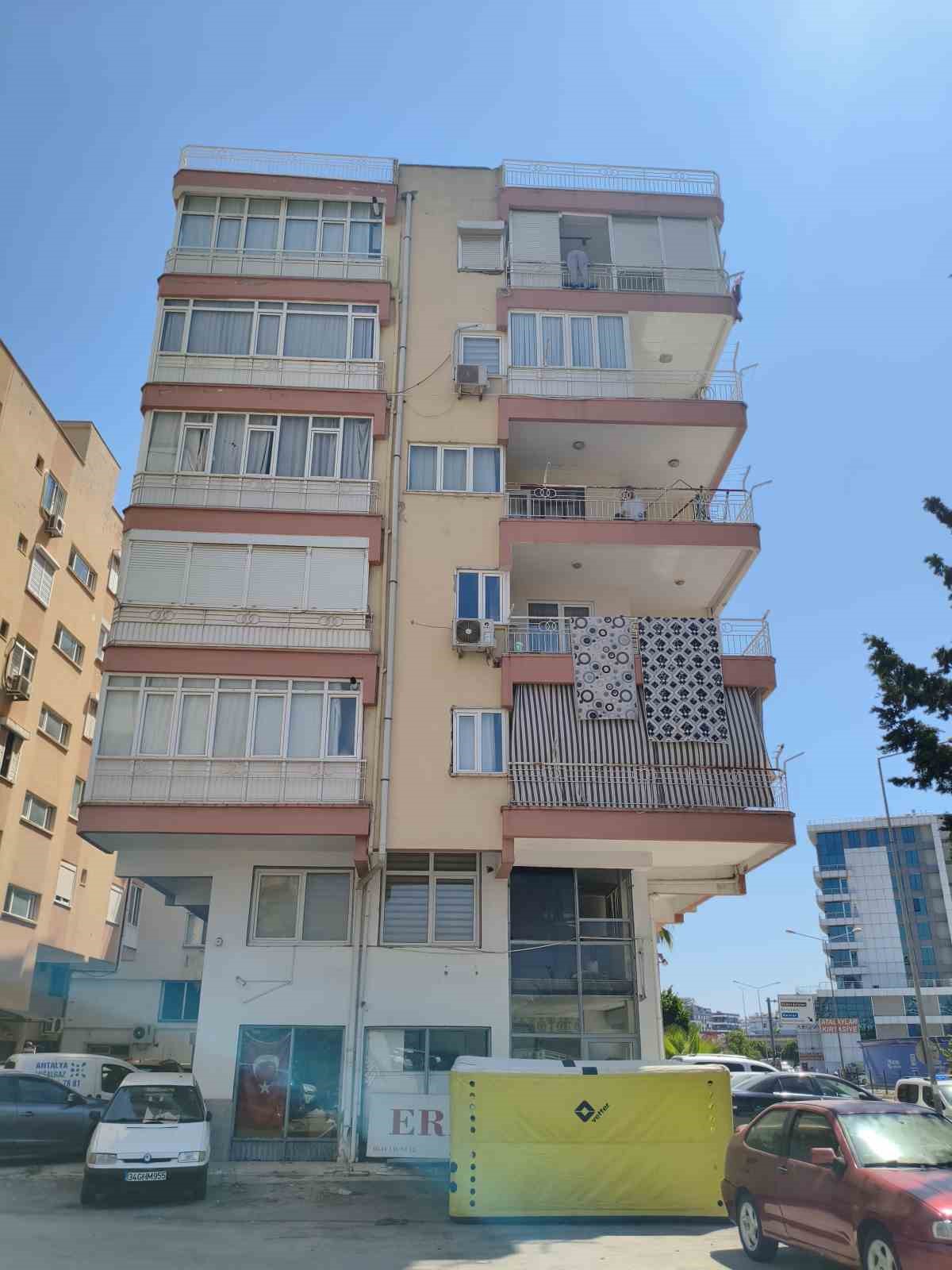 Balkonun demir korkuluklarında boşanma pazarlığı 