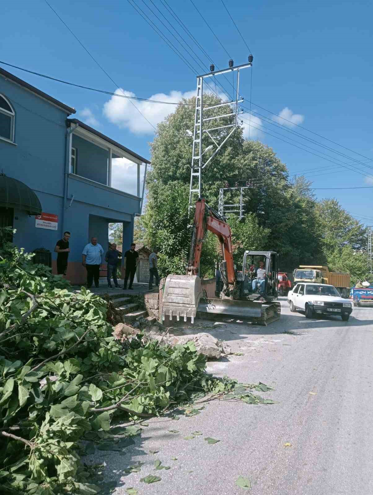 Köy yollarında genişletme çalışmaları sürüyor
