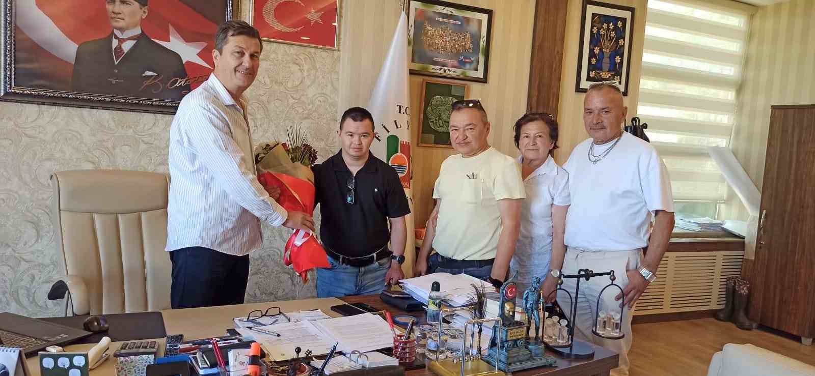 Özel bireylerin ailelerinden Başkan Acar’a teşekkür ziyareti
