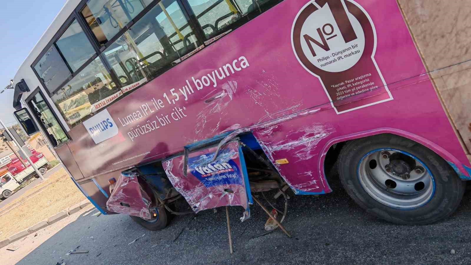Amasya’da özel halk otobüsü hafif ticari araçla çarpıştı: 3 yaralı
