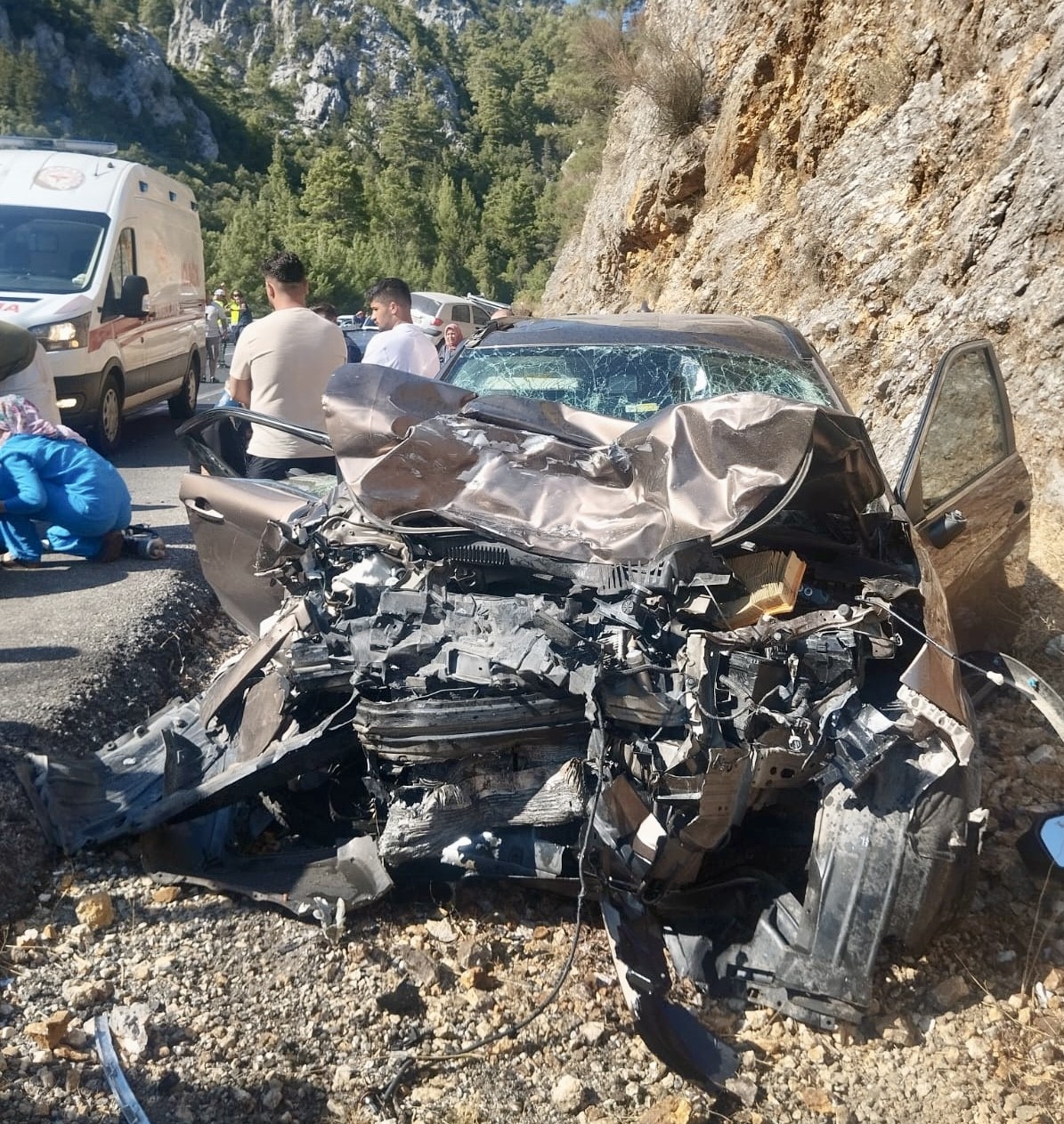 Antalya’da otomobil çekici ile çarpıştı: 5 yaralı
