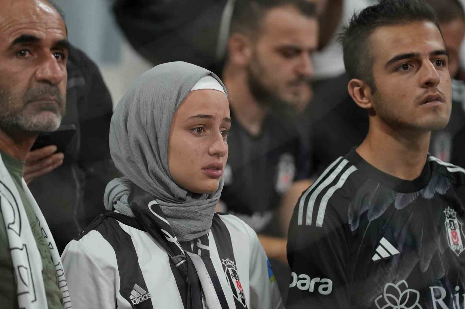 Dolmabahçe’de taraftarlardan protesto