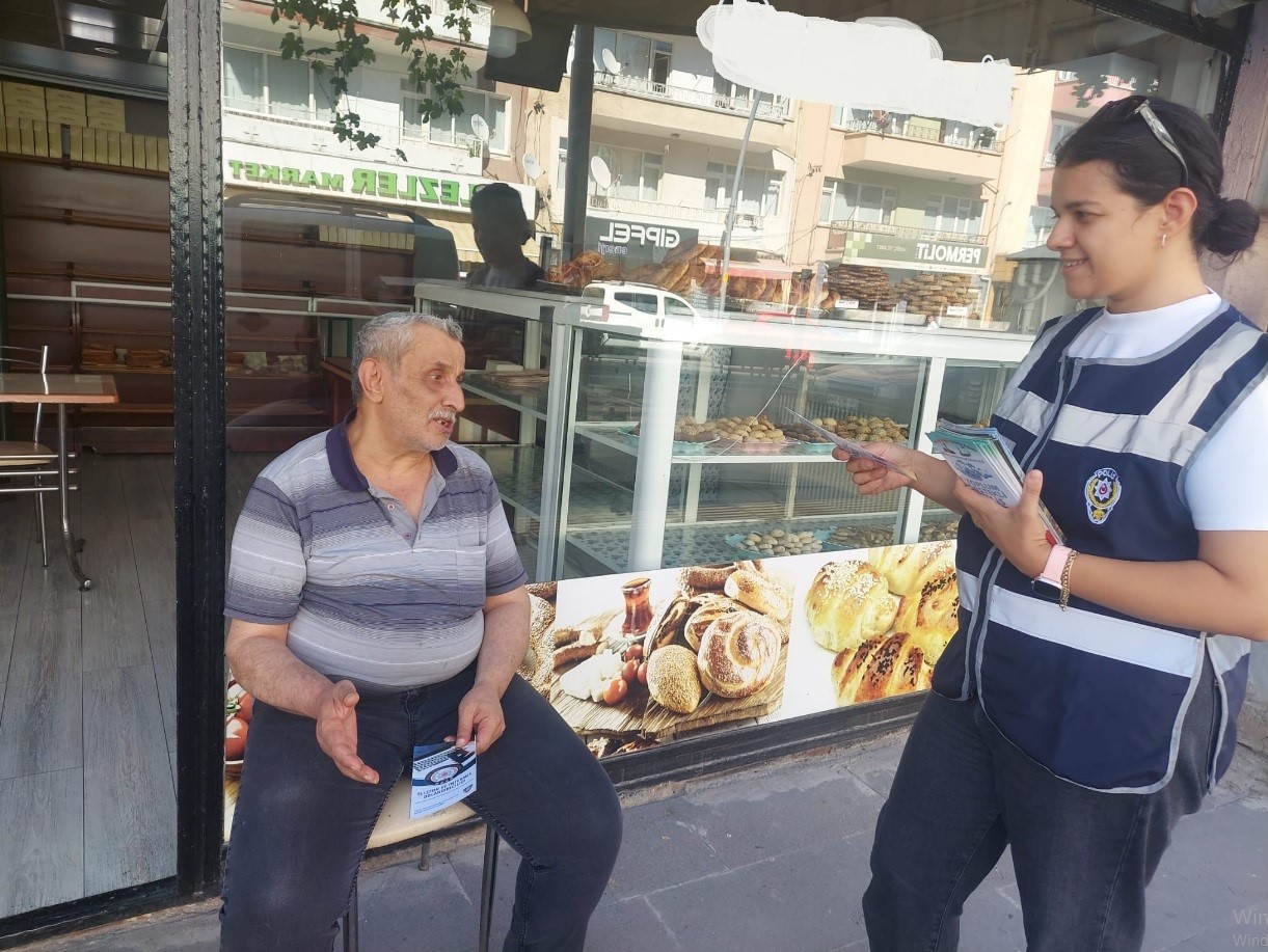 Polis vatandaşları dolandırıcılık ve hırsızlığa karşı bilgilendirdi
