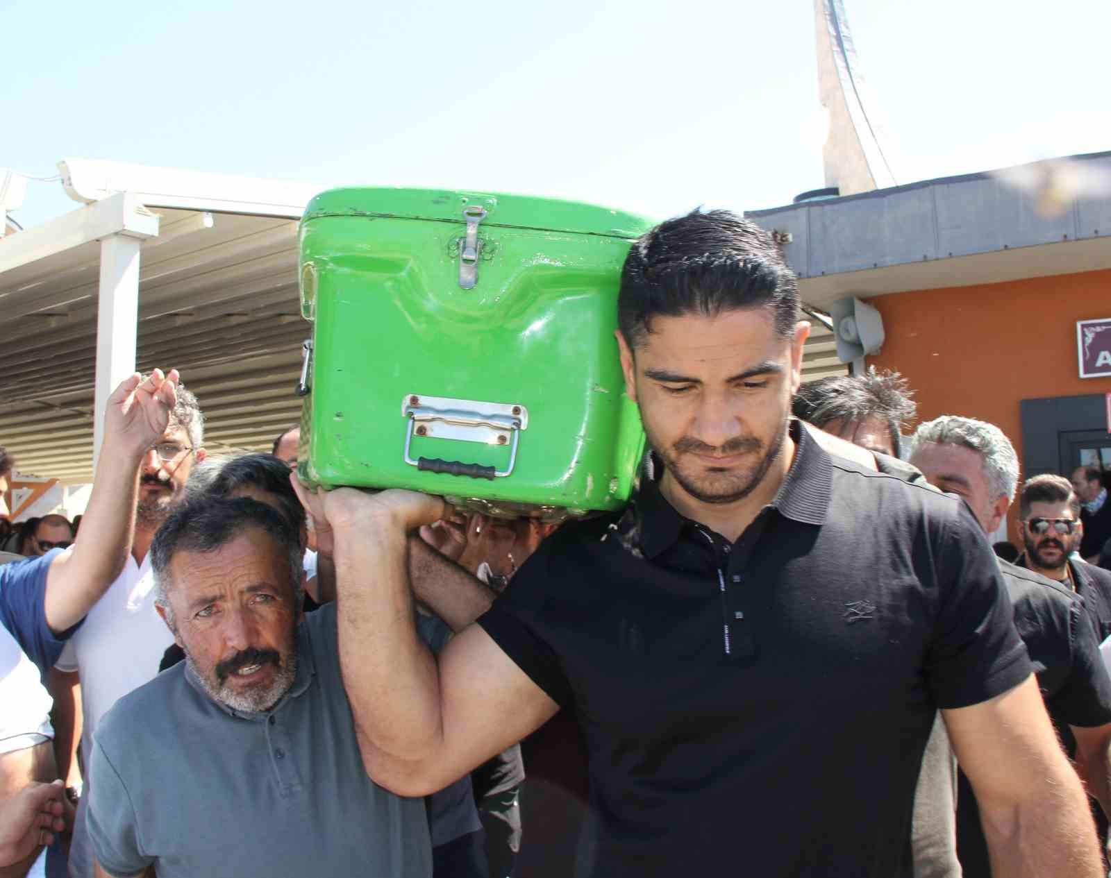 Taha Akgül’ün dedesi son yolculuğuna uğurlandı