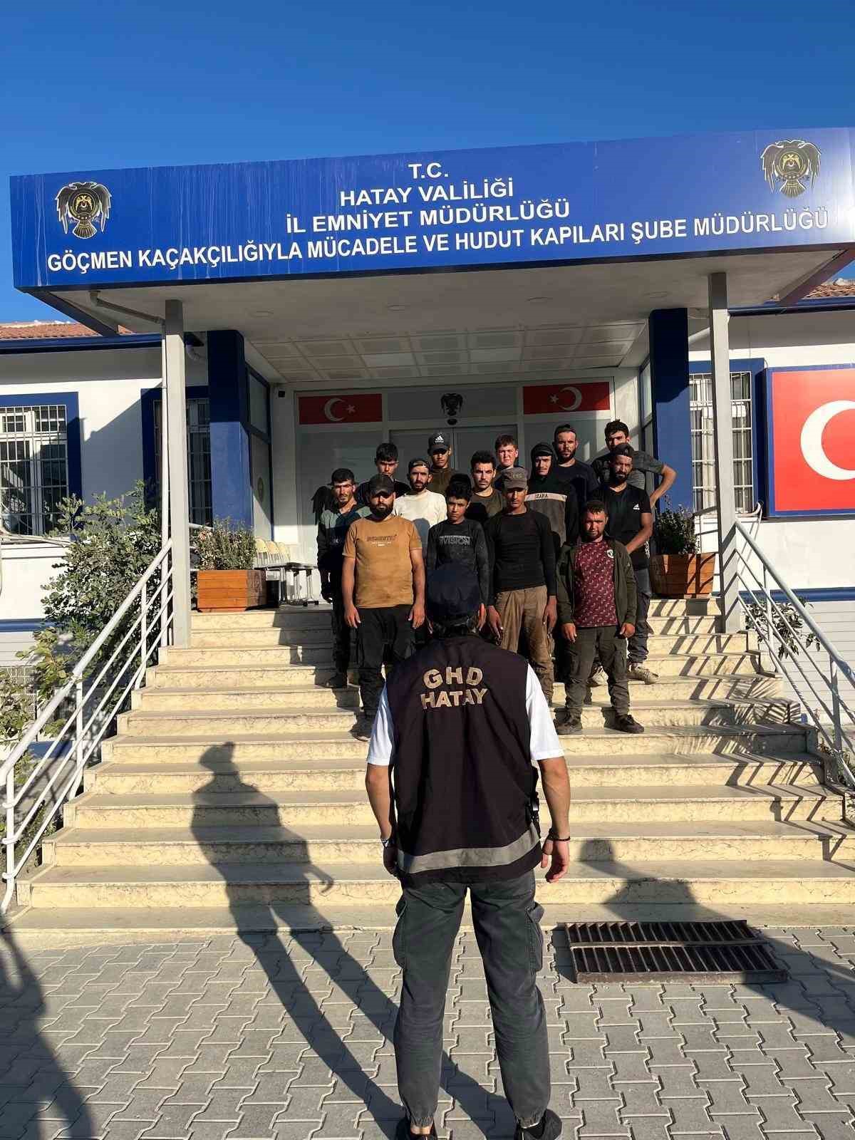 Pikap kasasında tente altında taşınan g&ouml;&ccedil;menler yakalandı
