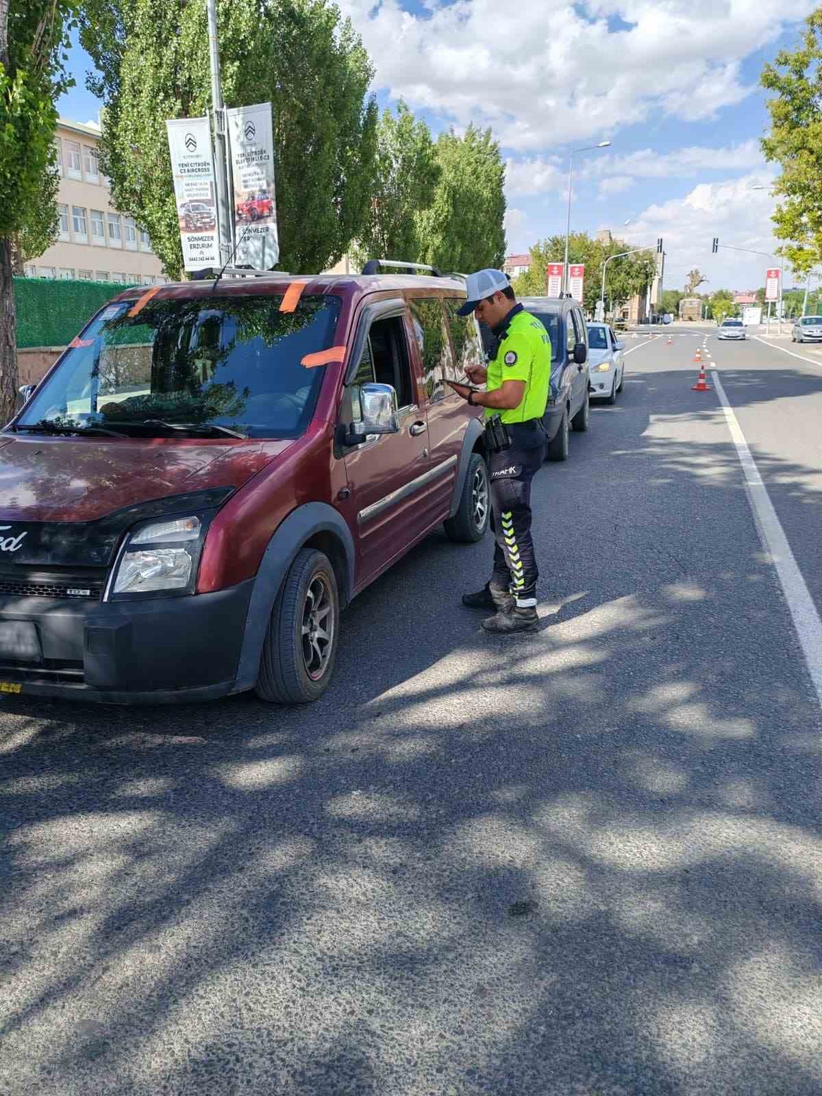 Kars’ta trafik kontrolleri sürüyor