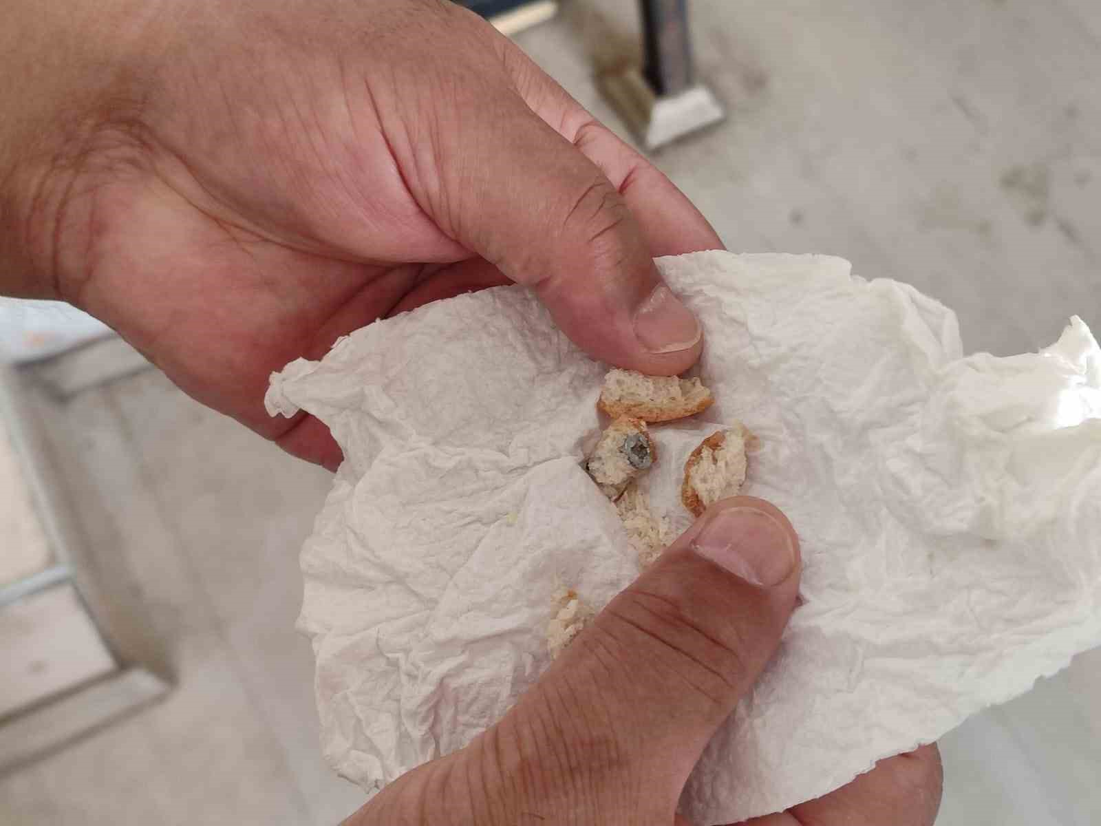 Aldığı ekmekten vida &ccedil;ıktığını iddia etti
