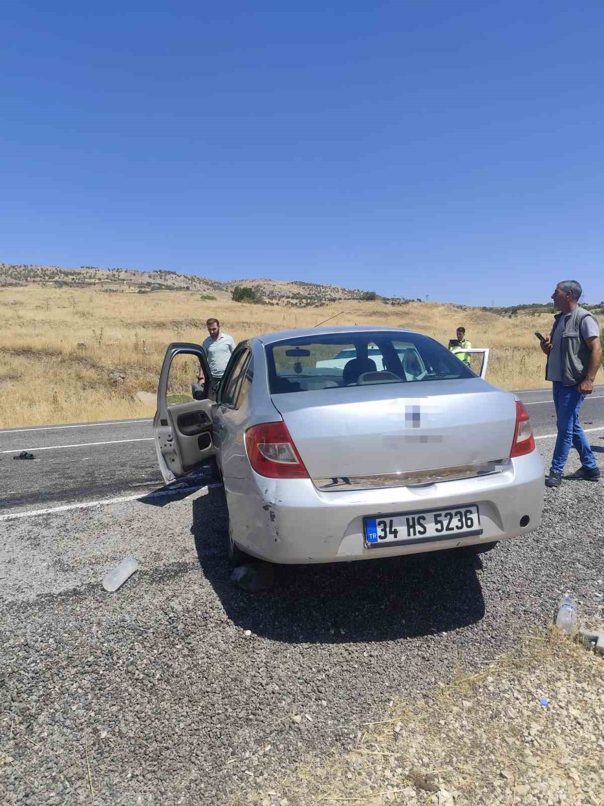 Diyarbakır&rsquo;da otomobiller kafa kafaya &ccedil;arpıştı: 2 yaralı
