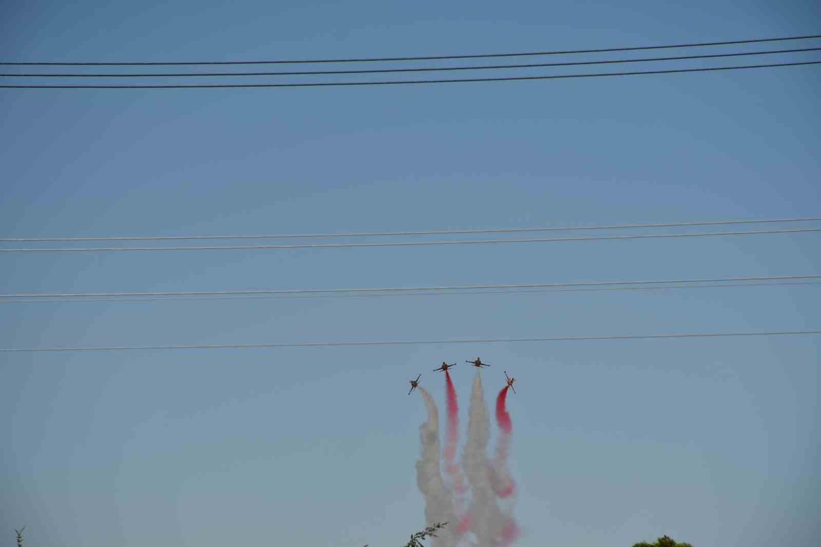 Türk Yıldızları’nın Akşehir’deki gösterisi nefesler tutularak izlendi