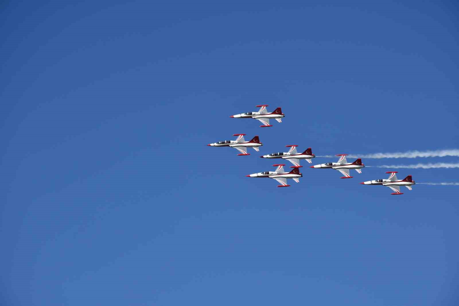 T&uuml;rk Yıldızları&rsquo;nın Akşehir&rsquo;deki g&ouml;sterisi nefesler tutularak izlendi
