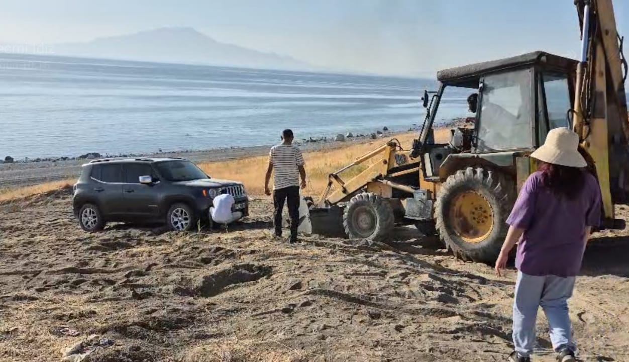 Araçlarıyla yolda kalan piknikçilerin yardımına muhtar koştu
