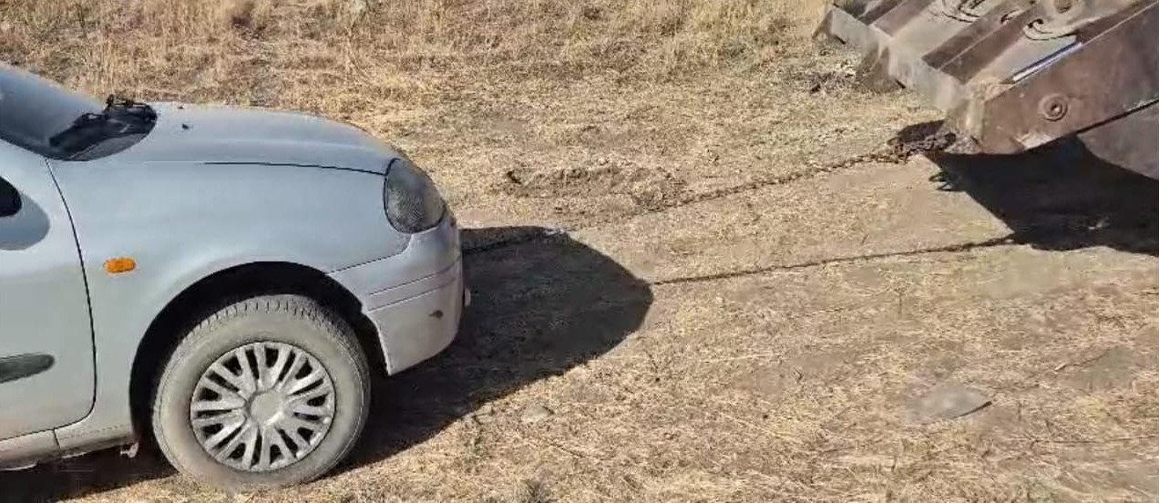 Ara&ccedil;larıyla yolda kalan piknik&ccedil;ilerin yardımına muhtar koştu
