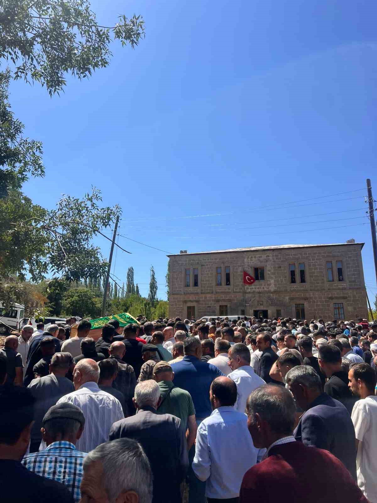 Düğün sonrası evine uğurlanırken yengesinin kurşununa hedef olan damat son yolculuğuna uğurlandı