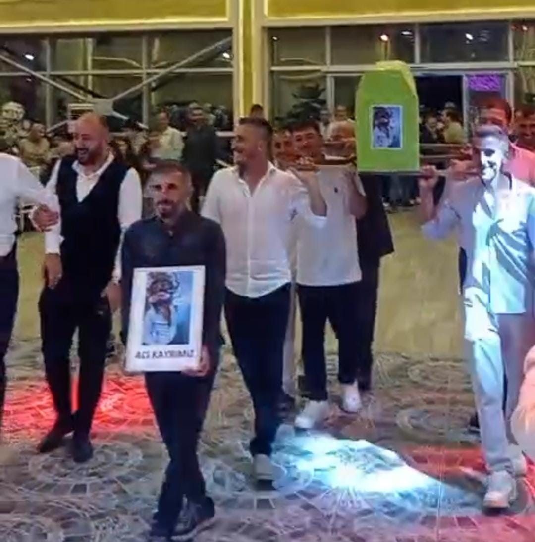 Düğün salonuna tabutla girdiler
