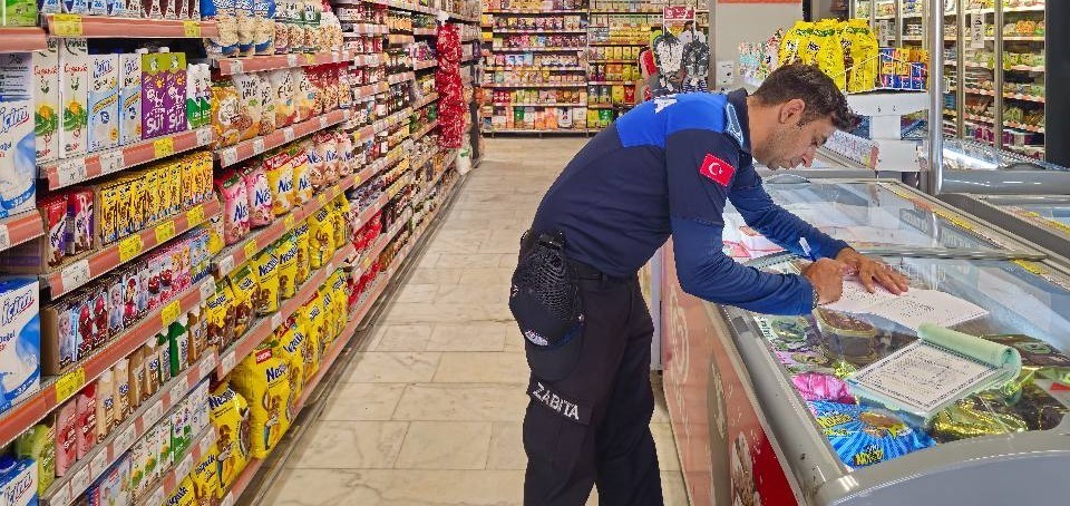 Köşk Belediyesi marketleri denetledi