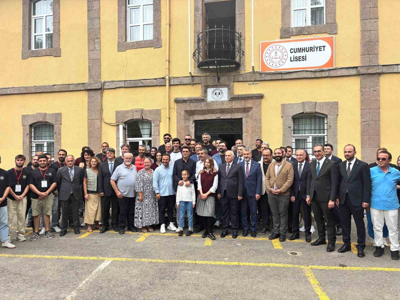 Milli Eğitim Bakanı Tekin: "8 Eyl&uuml;l itibarıyla inşallah b&uuml;t&uuml;n d&uuml;zeylerde eğitim &ouml;ğretim başlayacak"
