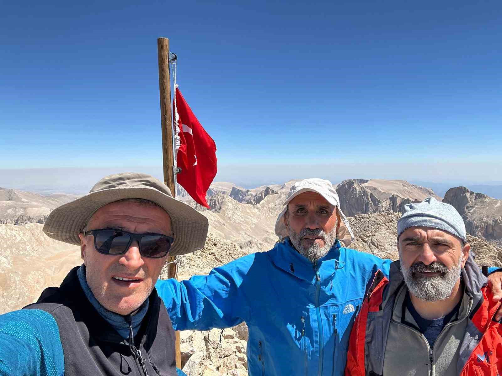 Bandırmalı dağcılar, 30 Ağustos Zafer Bayramı’nı Aladağlar’ın zirvesinde Türk bayrağıyla kutladı