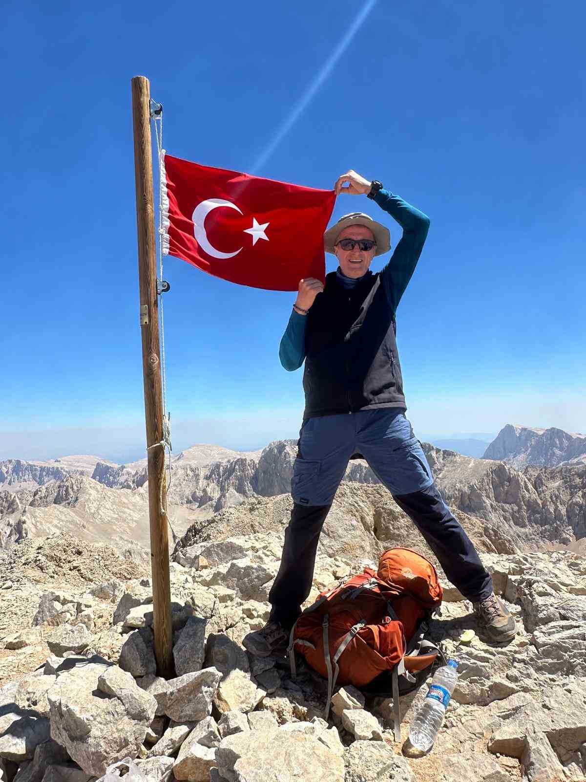 Bandırmalı dağcılar, 30 Ağustos Zafer Bayramı&rsquo;nı Aladağlar&rsquo;ın zirvesinde T&uuml;rk bayrağıyla kutladı
