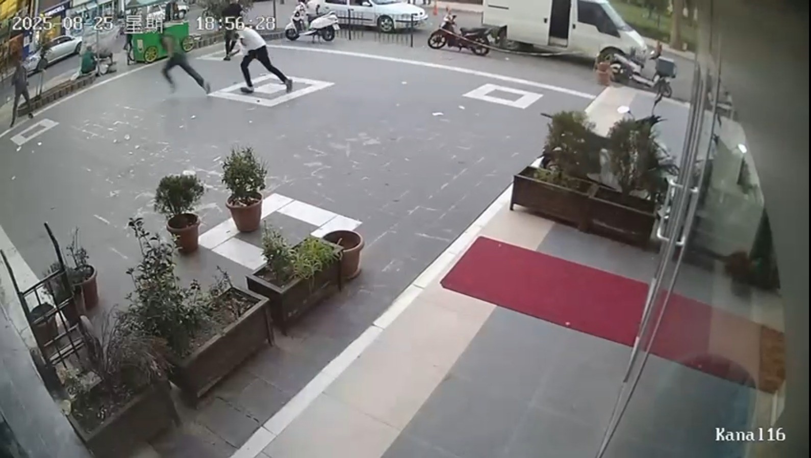 Şanlıurfa’da otele silahlı saldırı anları kameraya yansıdı