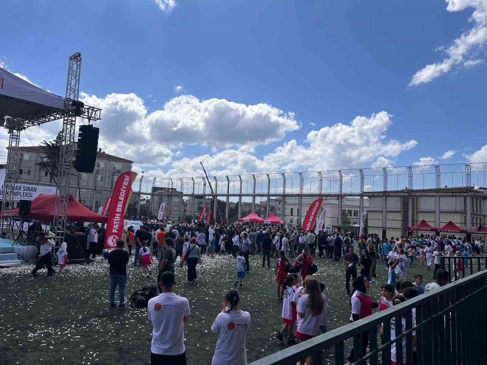 Gen&ccedil;lik ve Spor Bakanı Osman Aşkın Bak İstanbul&rsquo;da temel atma t&ouml;renine katıldı
