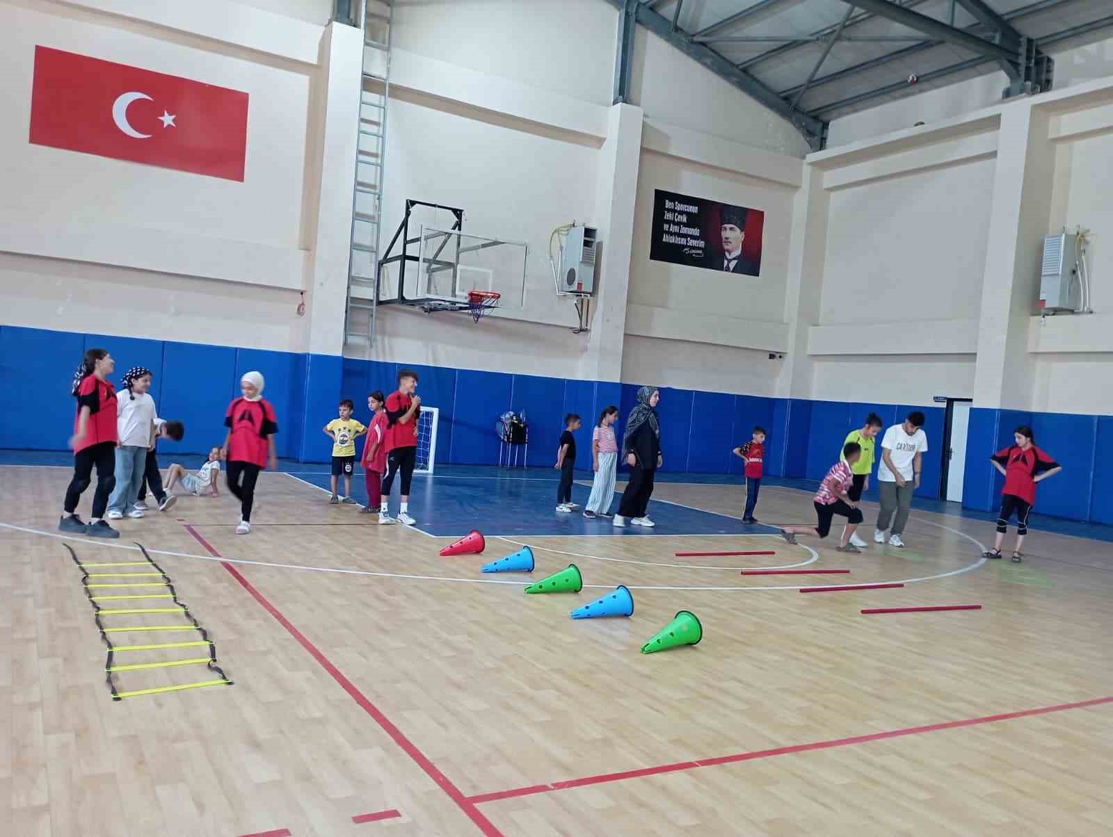 Korkut&rsquo;ta kort tenisi antrenmanları devam ediyor
