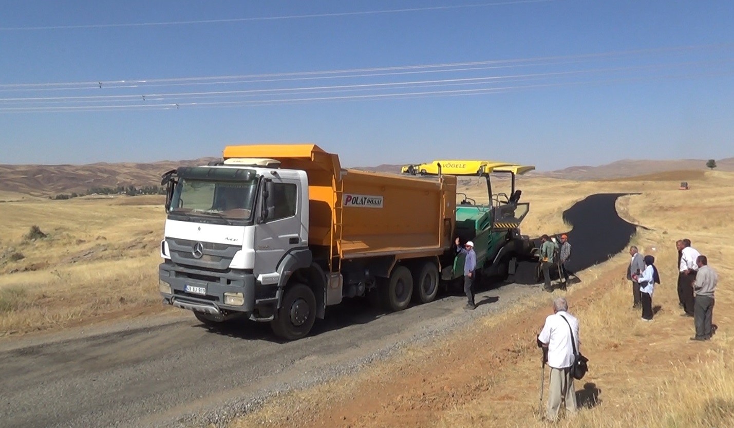 Muş&rsquo;ta kırsal b&ouml;lgelerin yolları sıcak asfaltla buluşuyor
