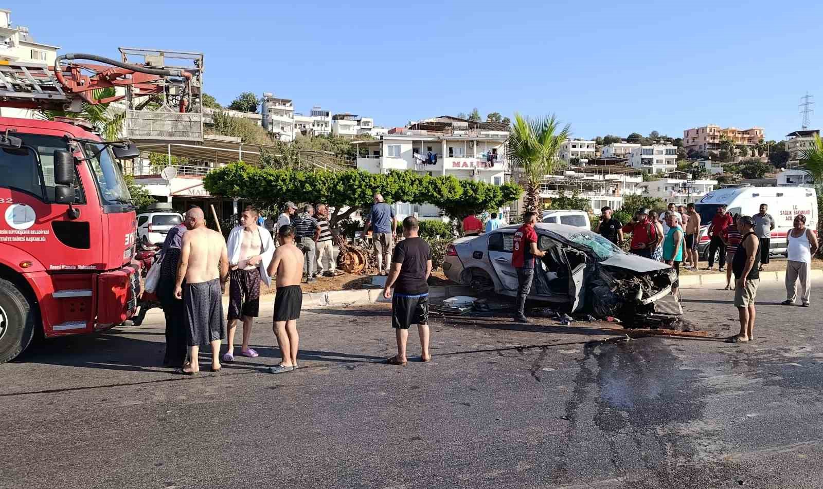 Mersin&rsquo;de iki ayrı kaza: Birinde otomobil savruldu, diğerinde sıkışan s&uuml;r&uuml;c&uuml; kurtarıldı
