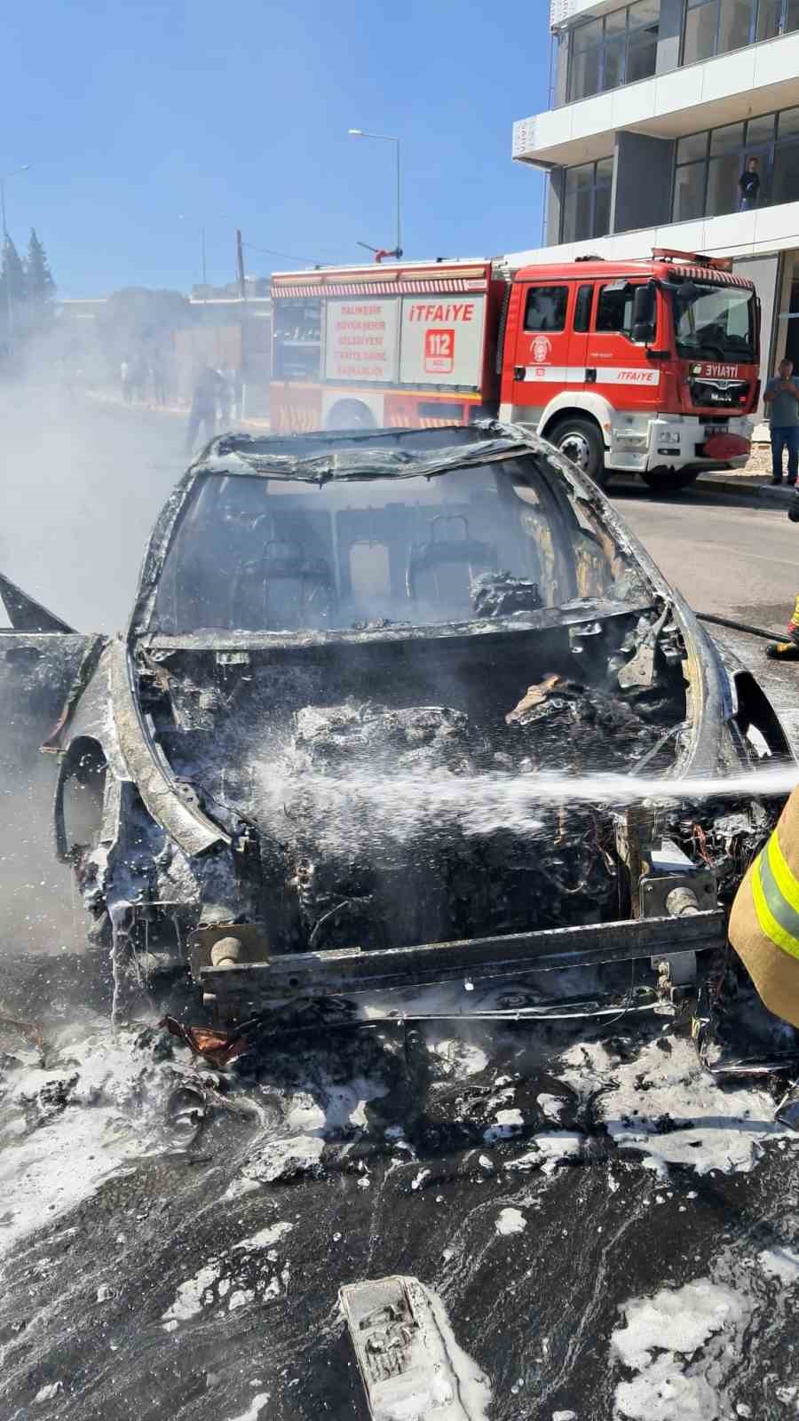 Balıkesir&rsquo;de ara&ccedil; yangını panik oluşturdu
