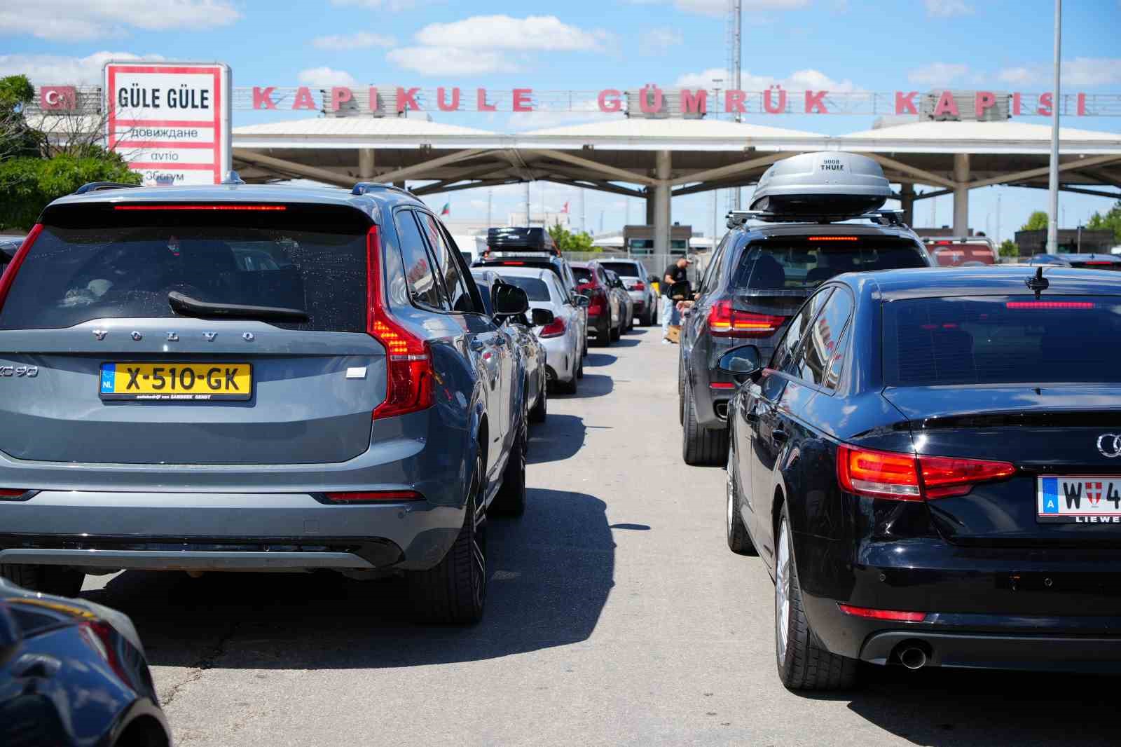Kapıkule&rsquo;de d&ouml;n&uuml;ş yoğunluğu s&uuml;r&uuml;yor
