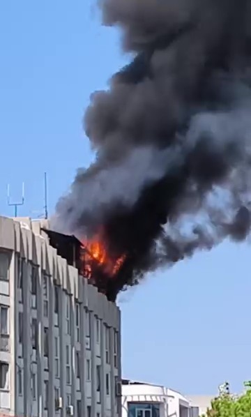 Tarihi &ccedil;arşının &ccedil;atısı alevlere teslim oldu
