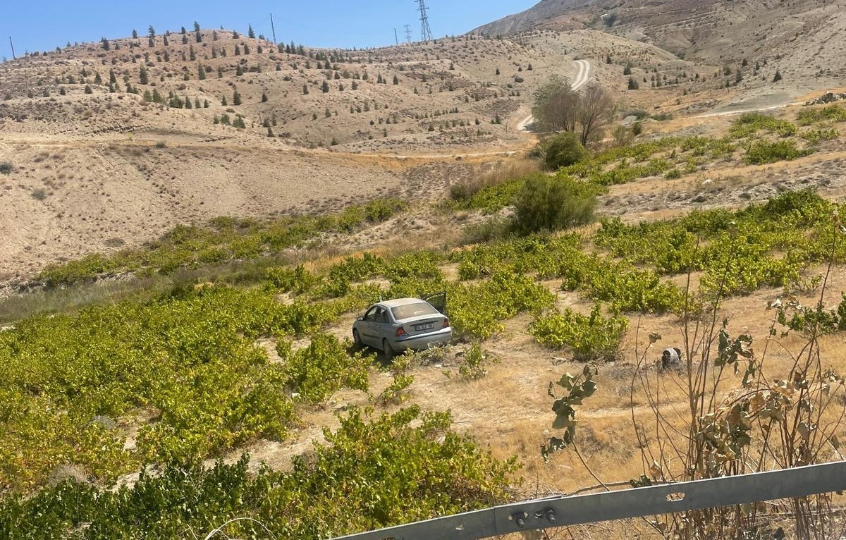 Malatya’da kontrolden çıkan araç üzüm bağına uçtu: 2 yaralı