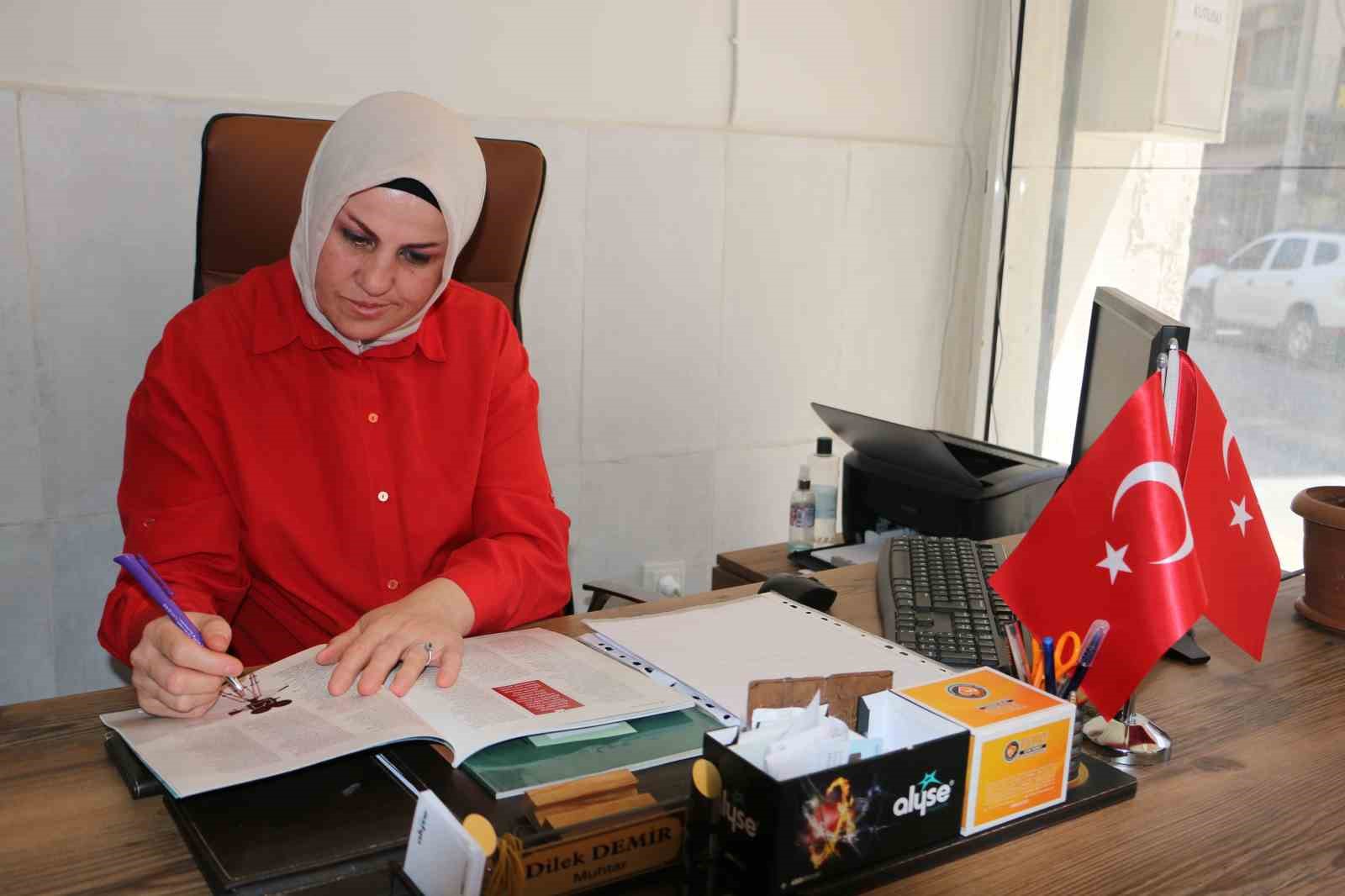 Orta okulda iken önlüğü çıkartılıp gelinlik giydirilen muhtar, 53 yaşında üniversiteli oldu