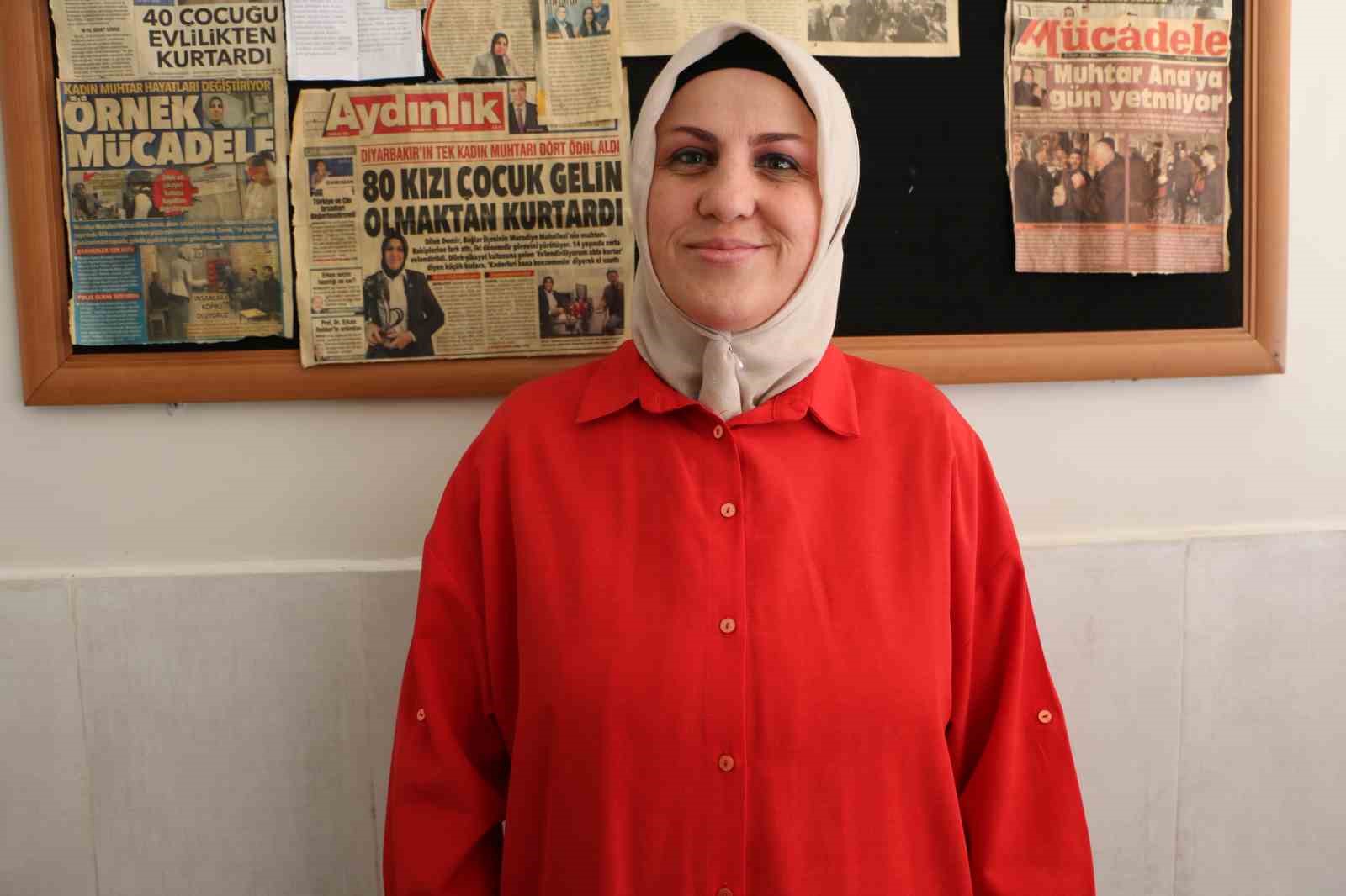 Orta okulda iken &ouml;nl&uuml;ğ&uuml; &ccedil;ıkartılıp gelinlik giydirilen muhtar, 53 yaşında &uuml;niversiteli oldu
