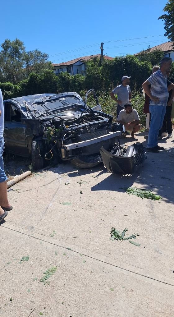 Önce aydınlatma direğine, sonra ağaca çarptı: 2 yaralı