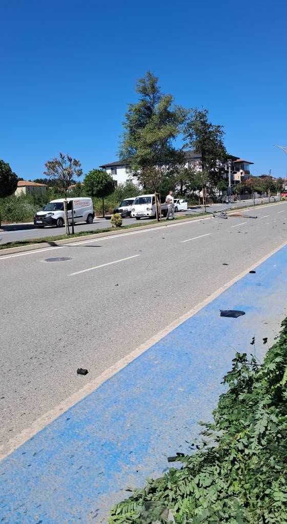 &Ouml;nce aydınlatma direğine, sonra ağaca &ccedil;arptı: 2 yaralı
