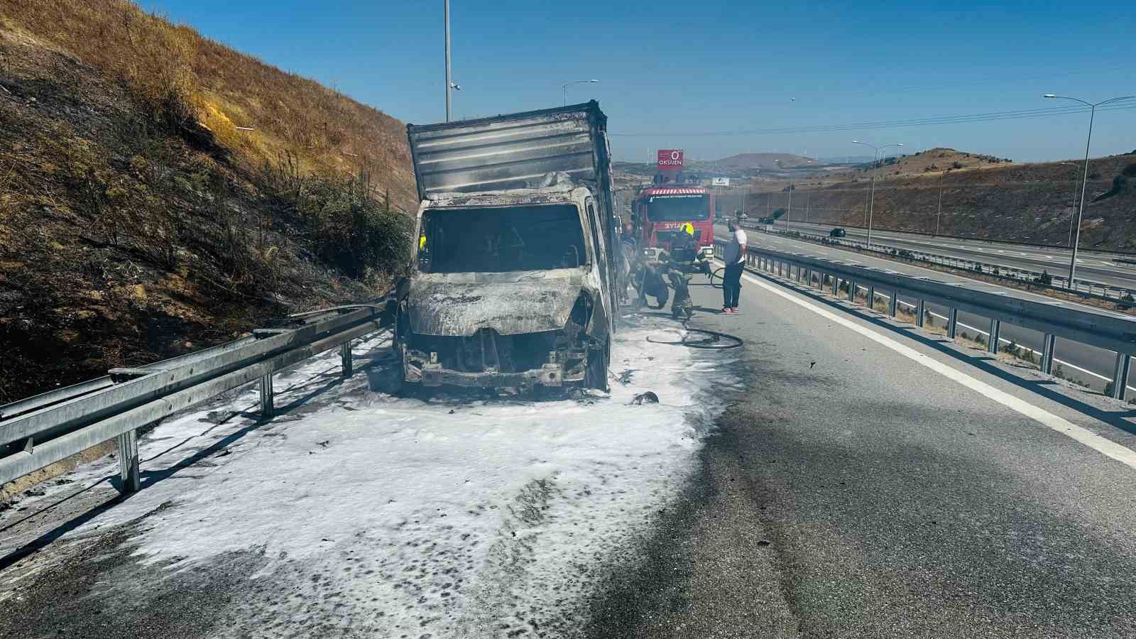 Otoyolda kamyonet alevlere teslim oldu