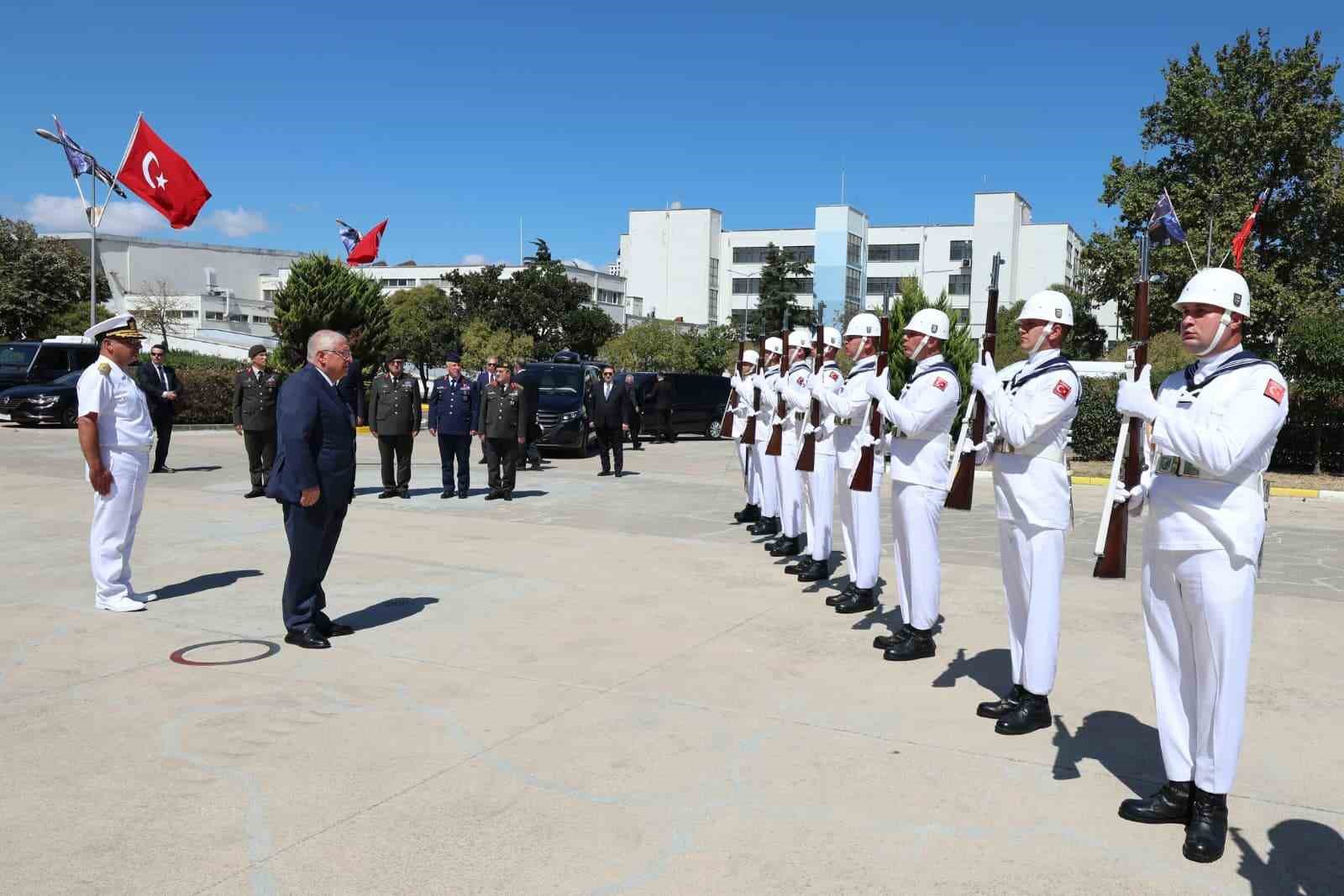 Bakan G&uuml;ler, İstanbul Tersanesi Komutanlığını ziyaret etti

