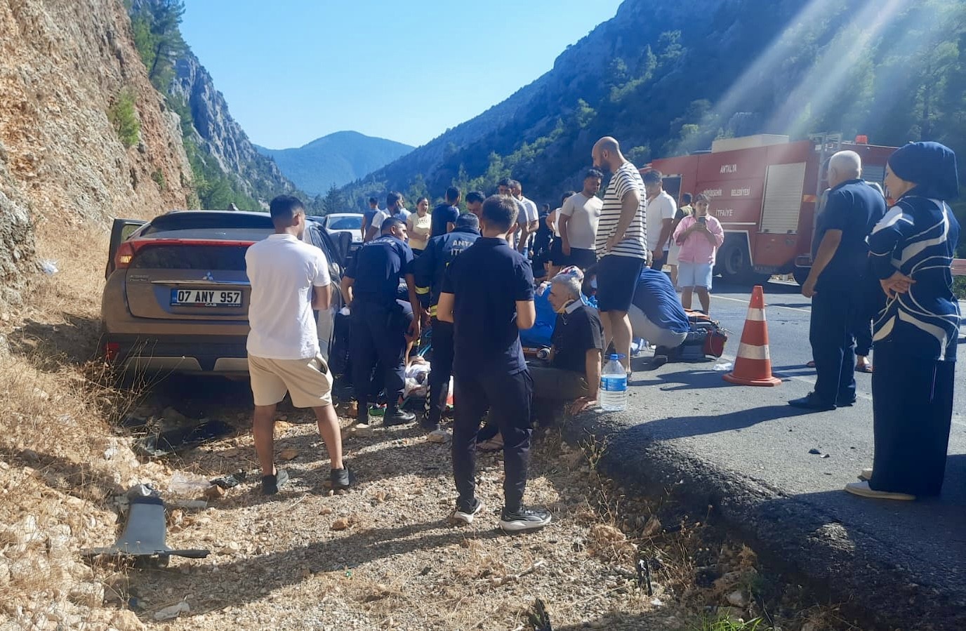 Antalya’da otomobil çekici ile çarpıştı: 5 yaralı