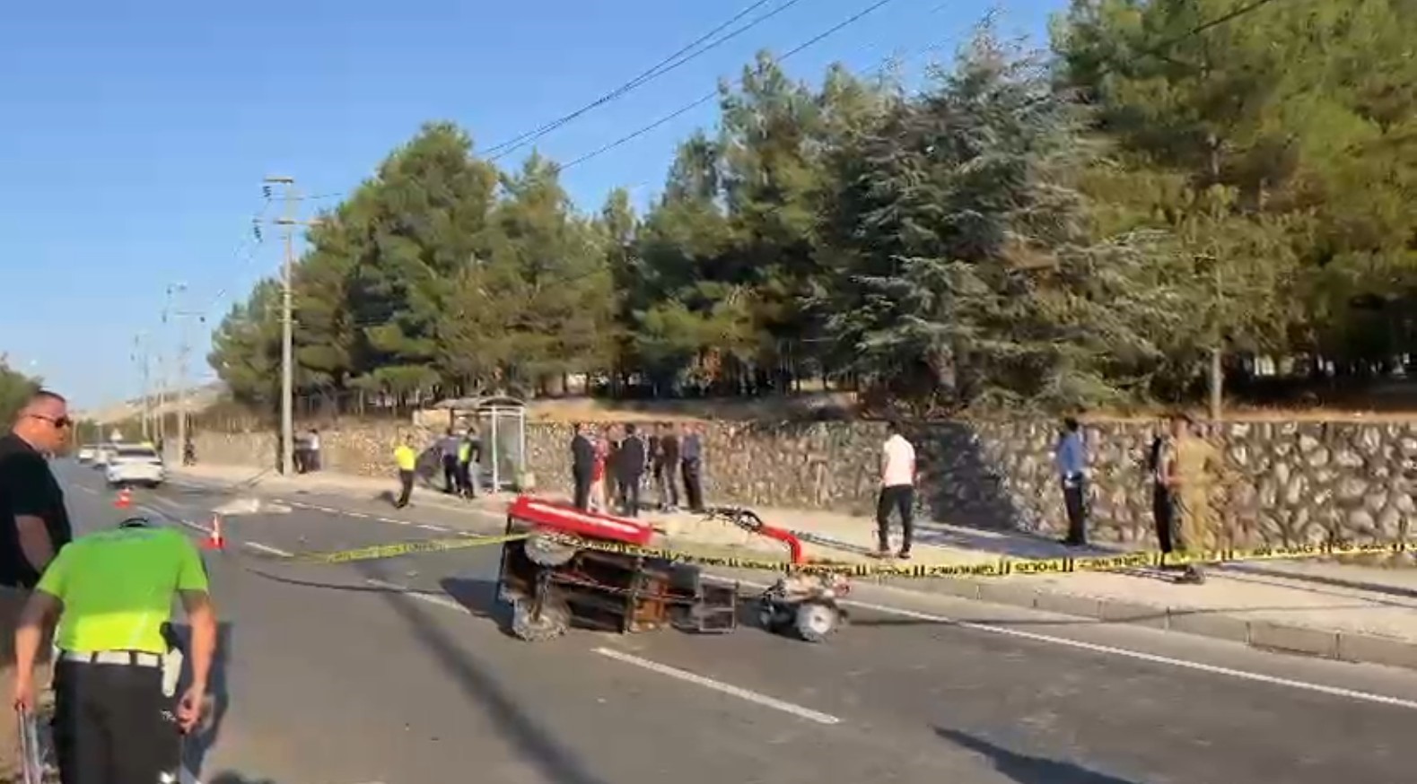 Aniden yola çıkan tarım aracına otomobil çarptı, yola düşen sürücü başka bir aracın altında can verdi