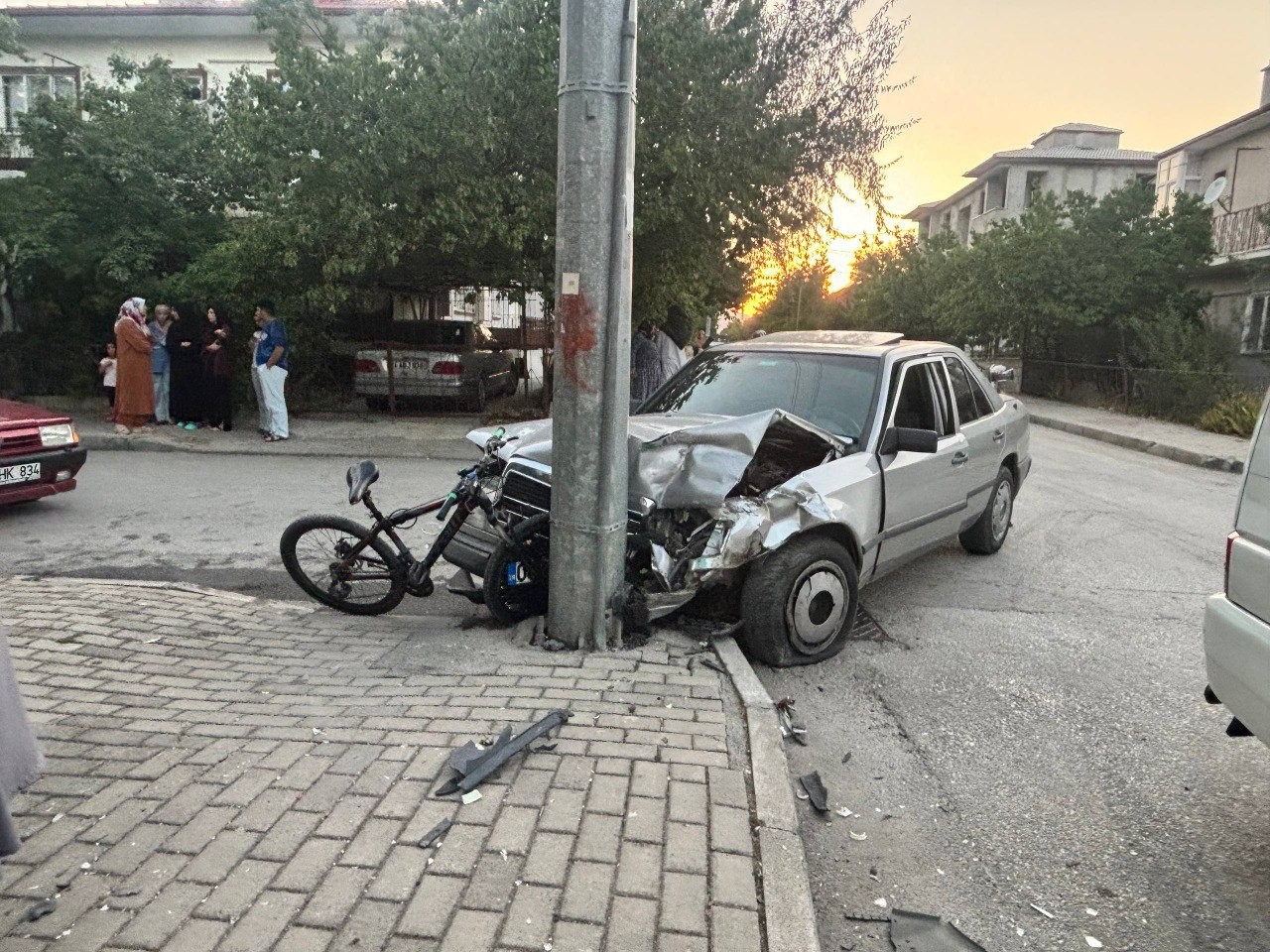 Erzincan&rsquo;da iki otomobil &ccedil;arpıştı, yoldan ge&ccedil;en bisikletli &ccedil;ocuk yaralandı
