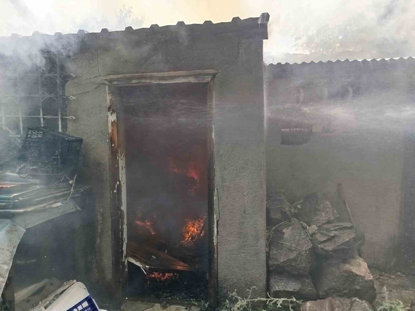 Erzincan’da odunlukta çıkan yangın itfaiyenin müdahalesiyle söndürüldü