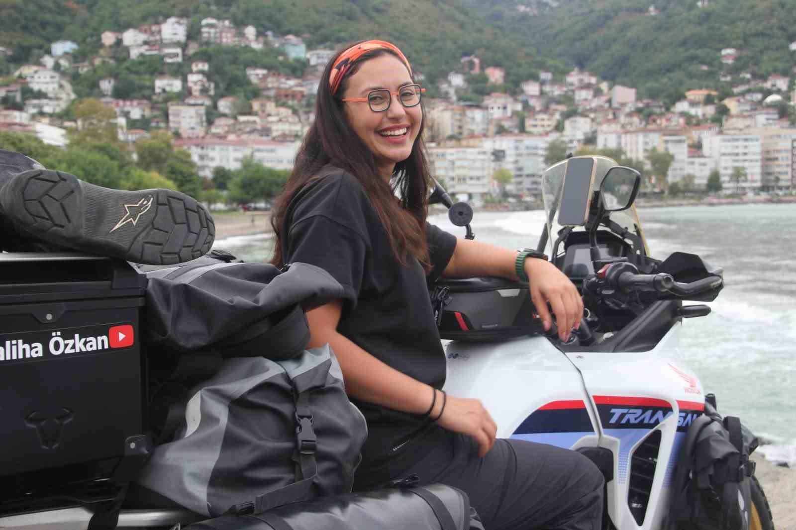 Mühendis kadın, motosikletiyle zorlu yolları kullanarak tek başına Türkiye’yi dolaşıyor